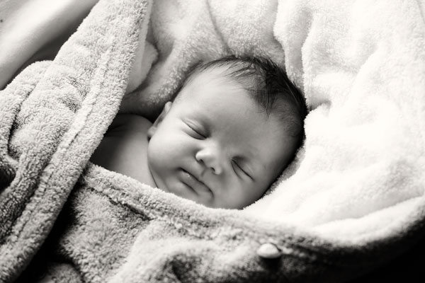 Neugeborene werden behutsam und in gemütlicher Atmosphäre abgelichtet bei PM Studios